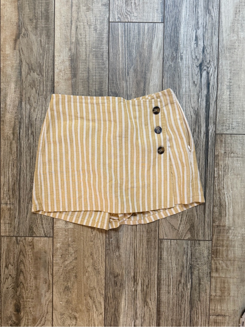La Hearts Yellow & White Striped Tie-Front Skort with Button Detail